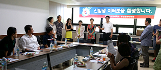 오리엔테이션 큰이미지 - 한명씩 발표하는 사진