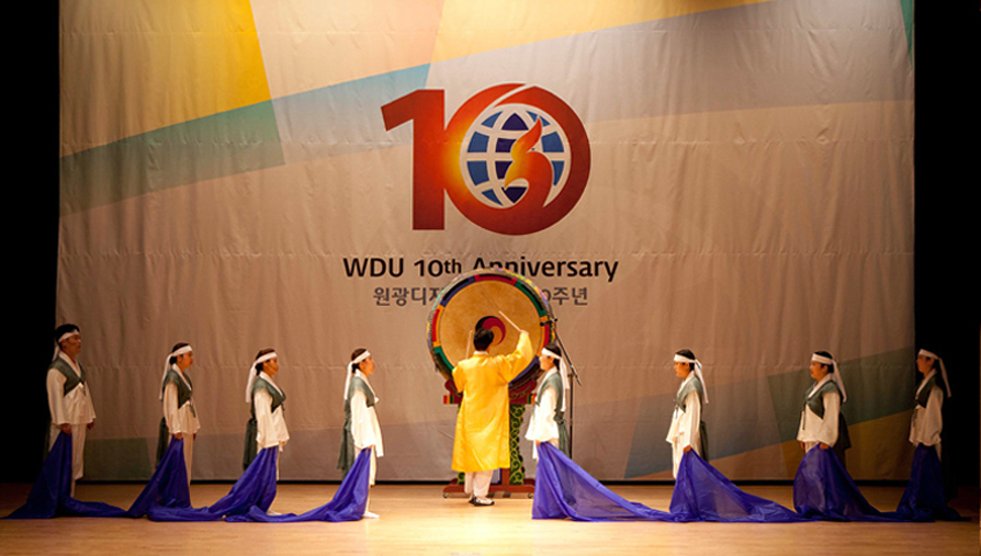 9.축하공연 - 개교 10주년을 맞아 축하공연을 하는 전통공연예술학과 '빛오름 공연단'과 김동원(전통공연예술학과)교수
