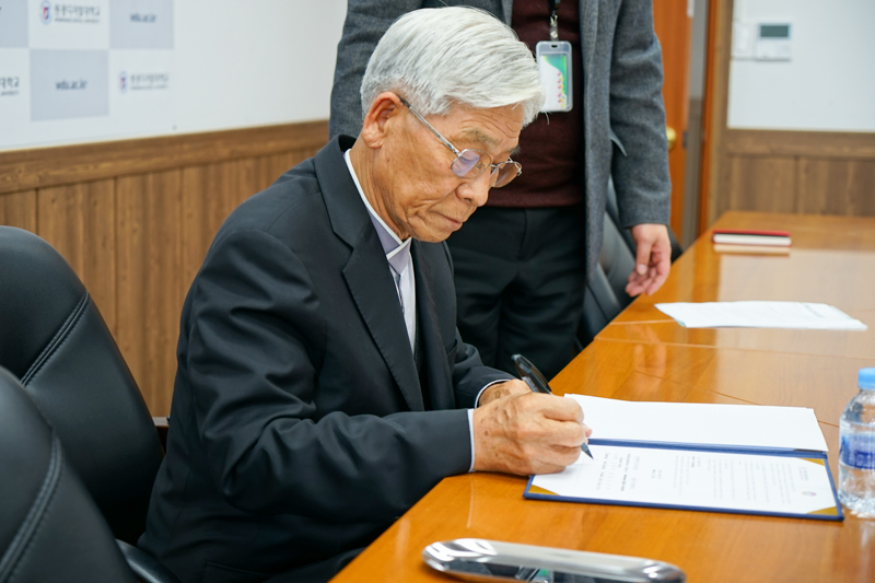 협약서에 서명하는 모습2