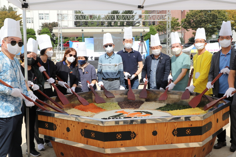 대형 비빔밥 앞에서 기념촬영