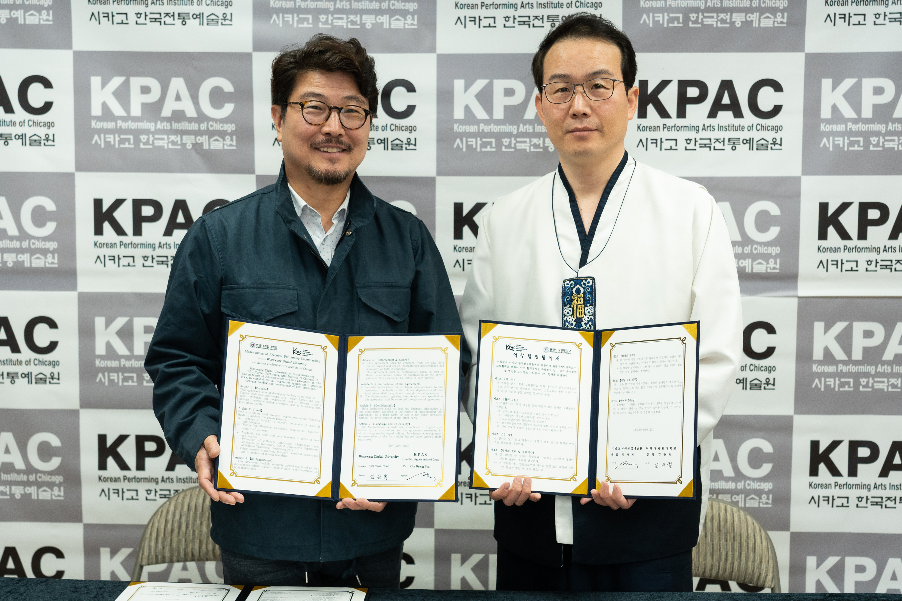 (좌) 전통공연예술학과 김동원 학과장, (우) 시카고 한국전통예술원 김병석 대표