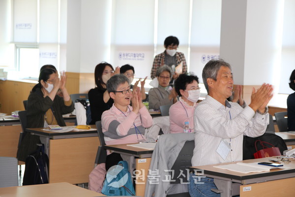 마음공부지도사 연수를 마치며 박수를 보내는 학우들의 모습