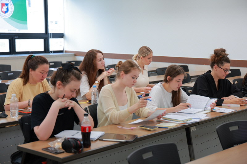 한국어 수업을 듣는 러시아 학생들