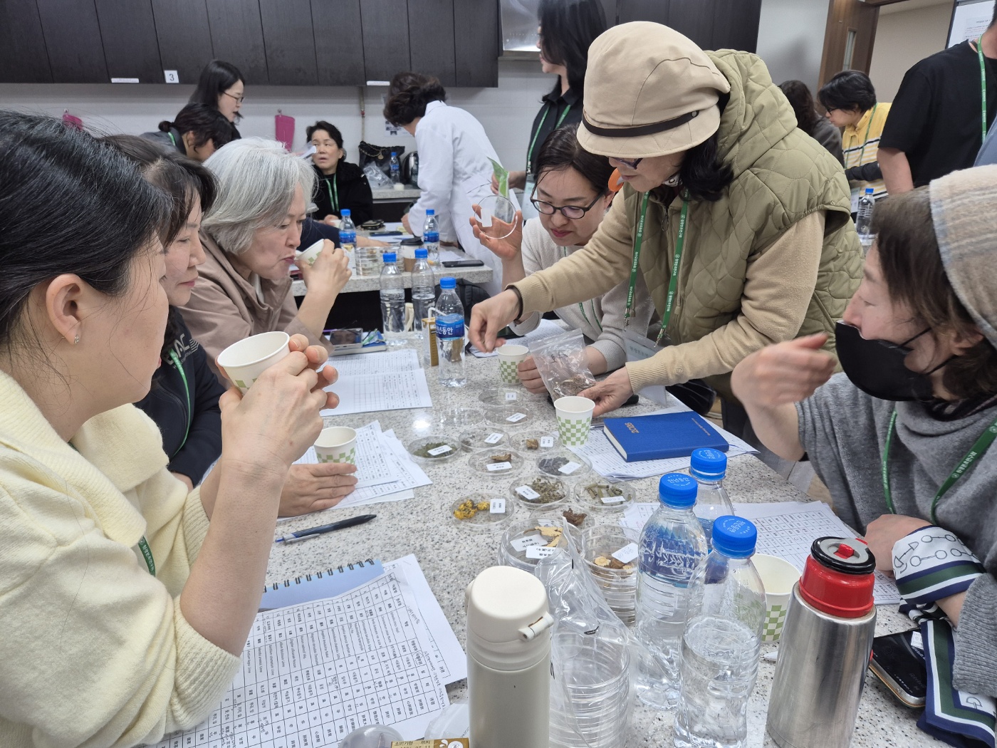 실습하는 학생들