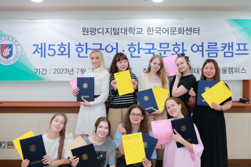 수료증과 함께 기념 촬영