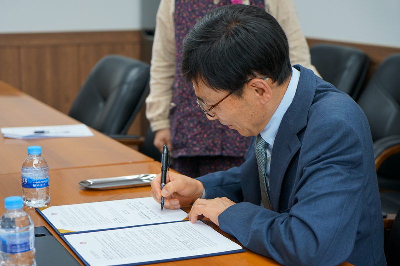 협약서에 서명하는 모습1