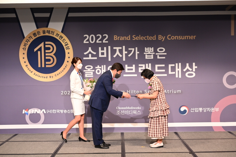 수상을 받고 있는 원광디지털대학