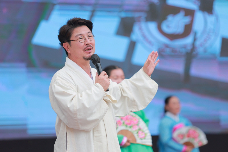 원광디지털대학교 전통공연예술학과 김동원 학과장의 모습