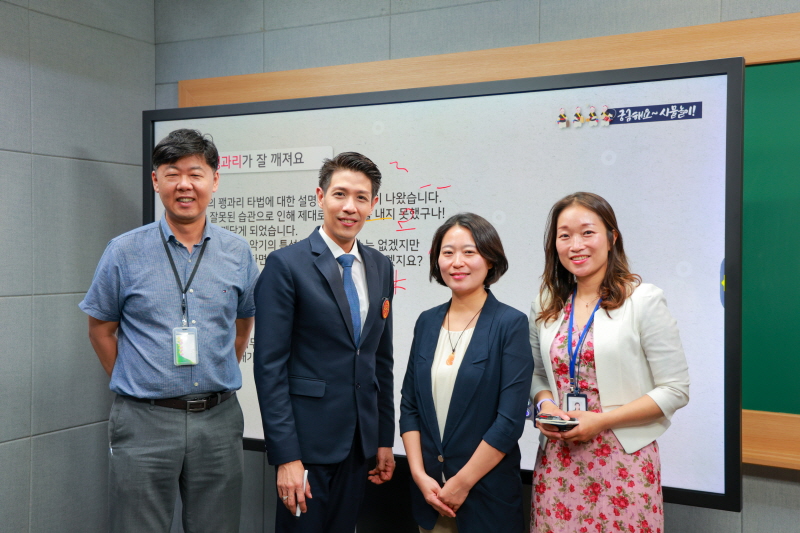 스튜디오 앞에서 기념촬영중인 관계자와 타마삿대학 교수