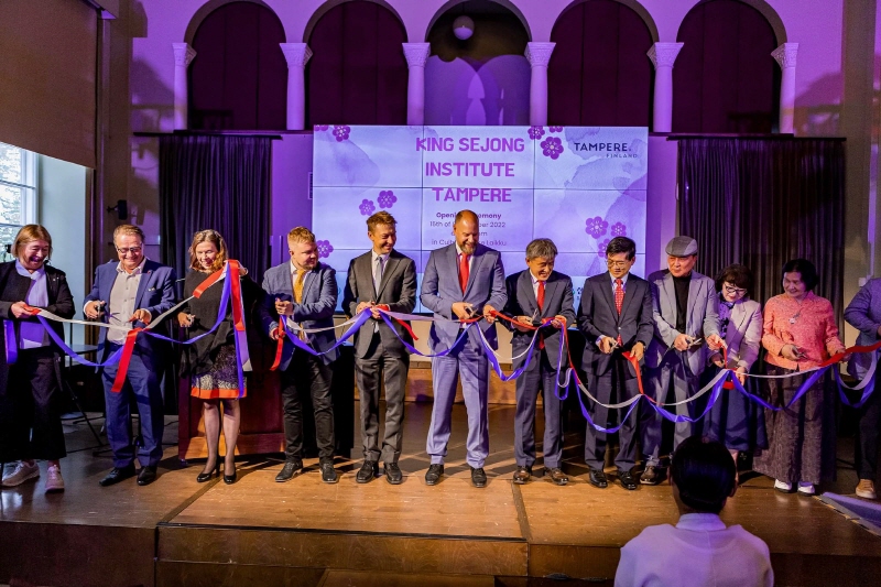 단상 위에서 리본 커팅식을 진행하고 있는 모습