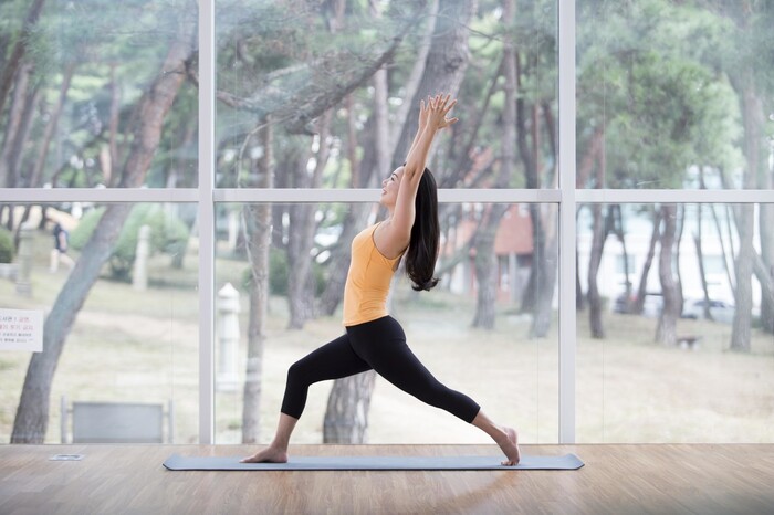 요가명상학과 학생이 수업을 마친 뒤 실습을 하는 사진