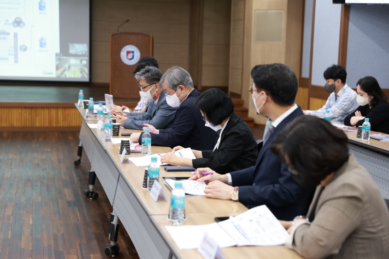 자료를 검토하고 있는 원광디지털대 교직원들의 모습