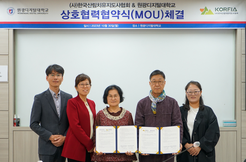 왼쪽부터 대학원 박은호 팀장, 최윤희 <br/><br/>한방건강약선학과장, 서종순 대학원장, 한국산림치유지도사협회 조백수 회장, 이인경 국장