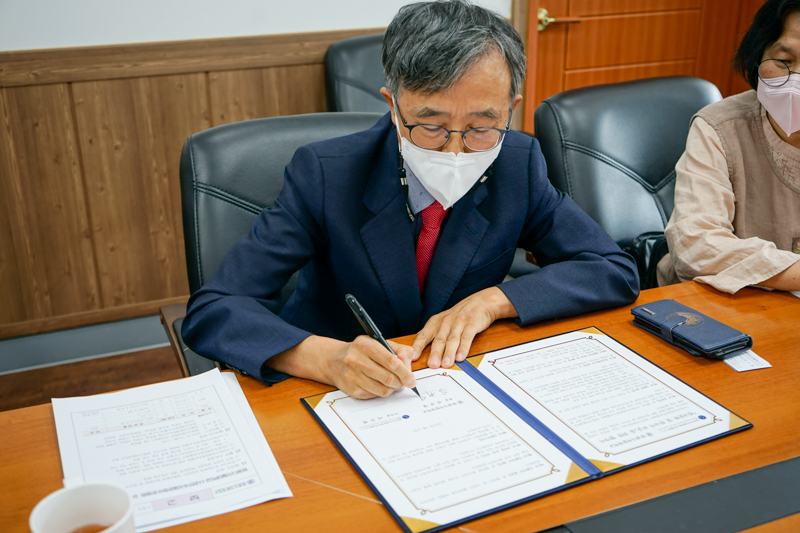 협약서에 서명 중인 김규열 총장