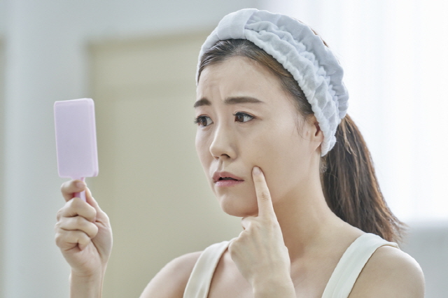 거울을 보는 여성의 모습