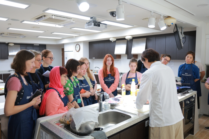 한국요리를 배우는 러시아 학생들