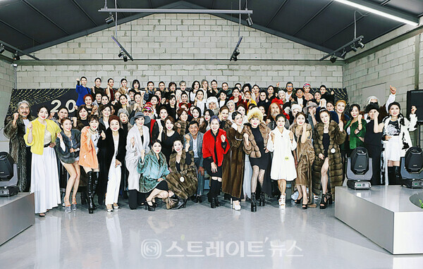 제6회 유니버셜 모델협회 한부모 가정돕기 패션쇼 단체 기념사진