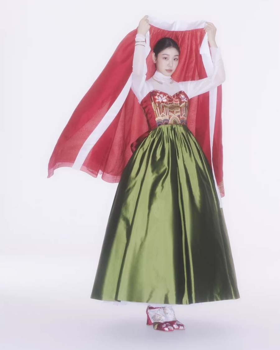 권혜진 외래교수가 디자인한 김연아 한복 화보사진