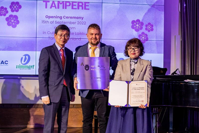 천준호 주핀란드 대사, Jarmo Skon 세종학당장, 이지연 한국어 교원 기념 촬영 모습