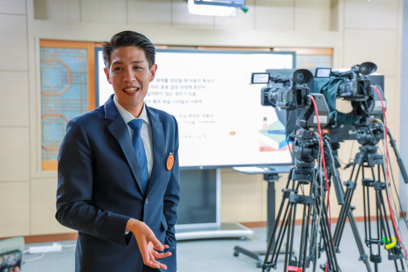 스튜디오를 둘러보는 타마삿대학 교수