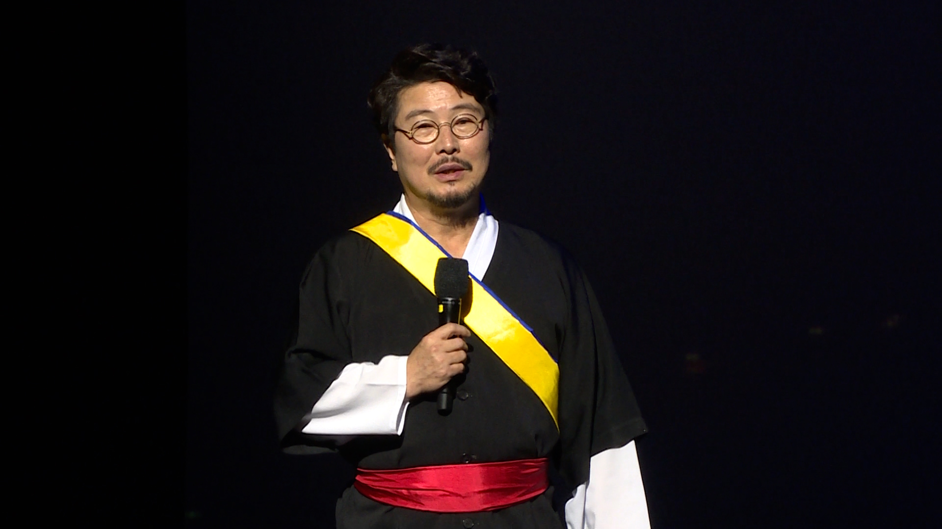 인사하는 김동원 교수