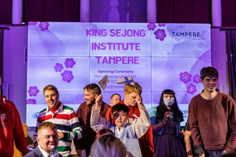 탐페레 세종학당 개소를 축하하는 모습