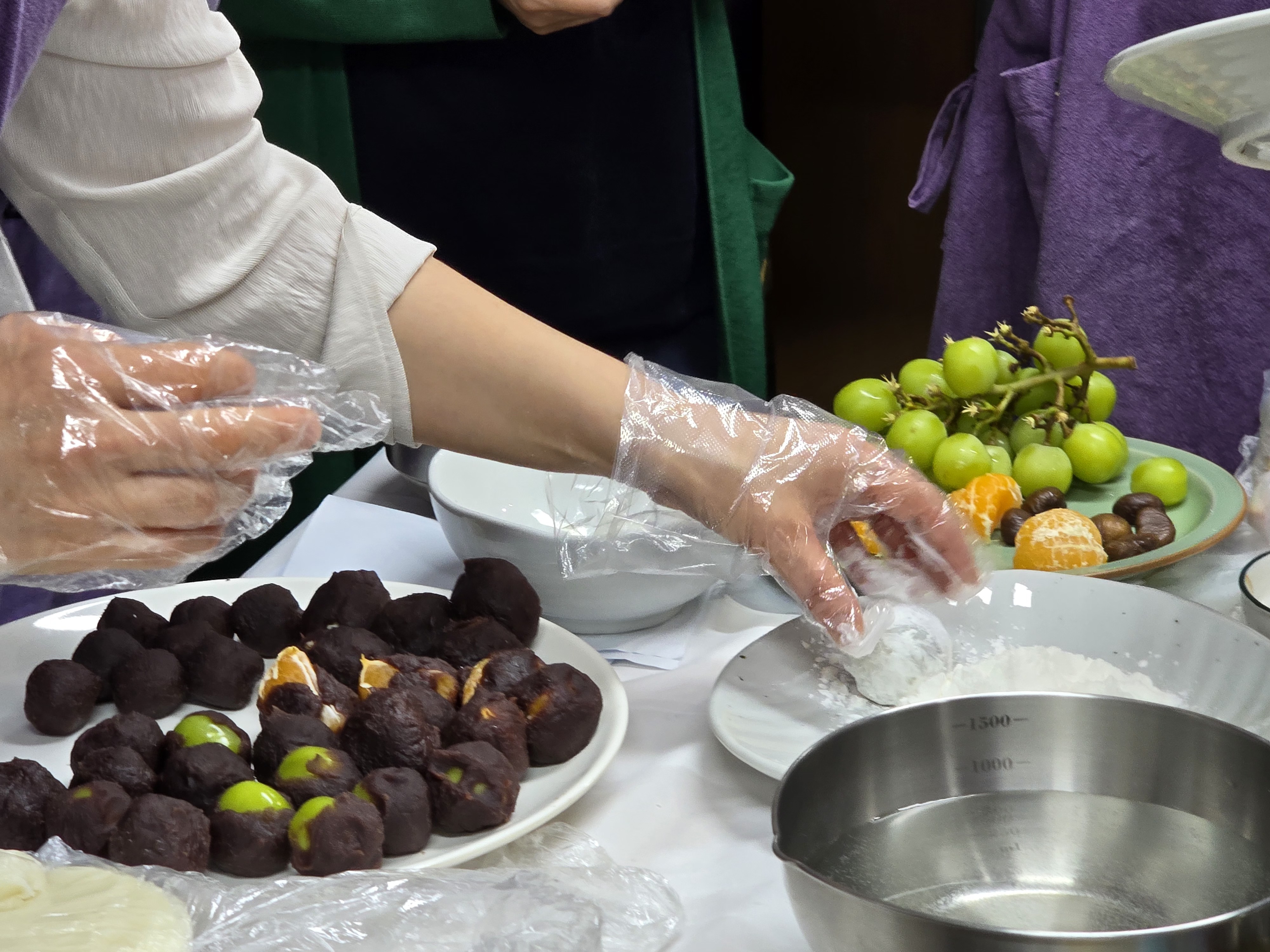 과일과 팥앙금을 활용한 찹쌀떡 만들기를 하고 있는 학우들의 모습 1