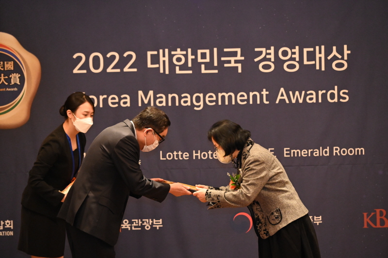 악수를 나누는 신태환 회장과 서종순 입학협력처장