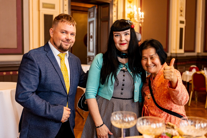 왼쪽부터 Jarmo Skon 세종학당장, 빔아트(VIMMART) 관계자, 서종순 입학협력처