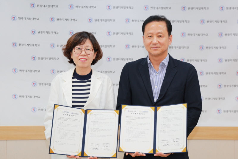 (좌) 최윤희 대학원장, (우) 한국치유협회 박장준 대표이사]