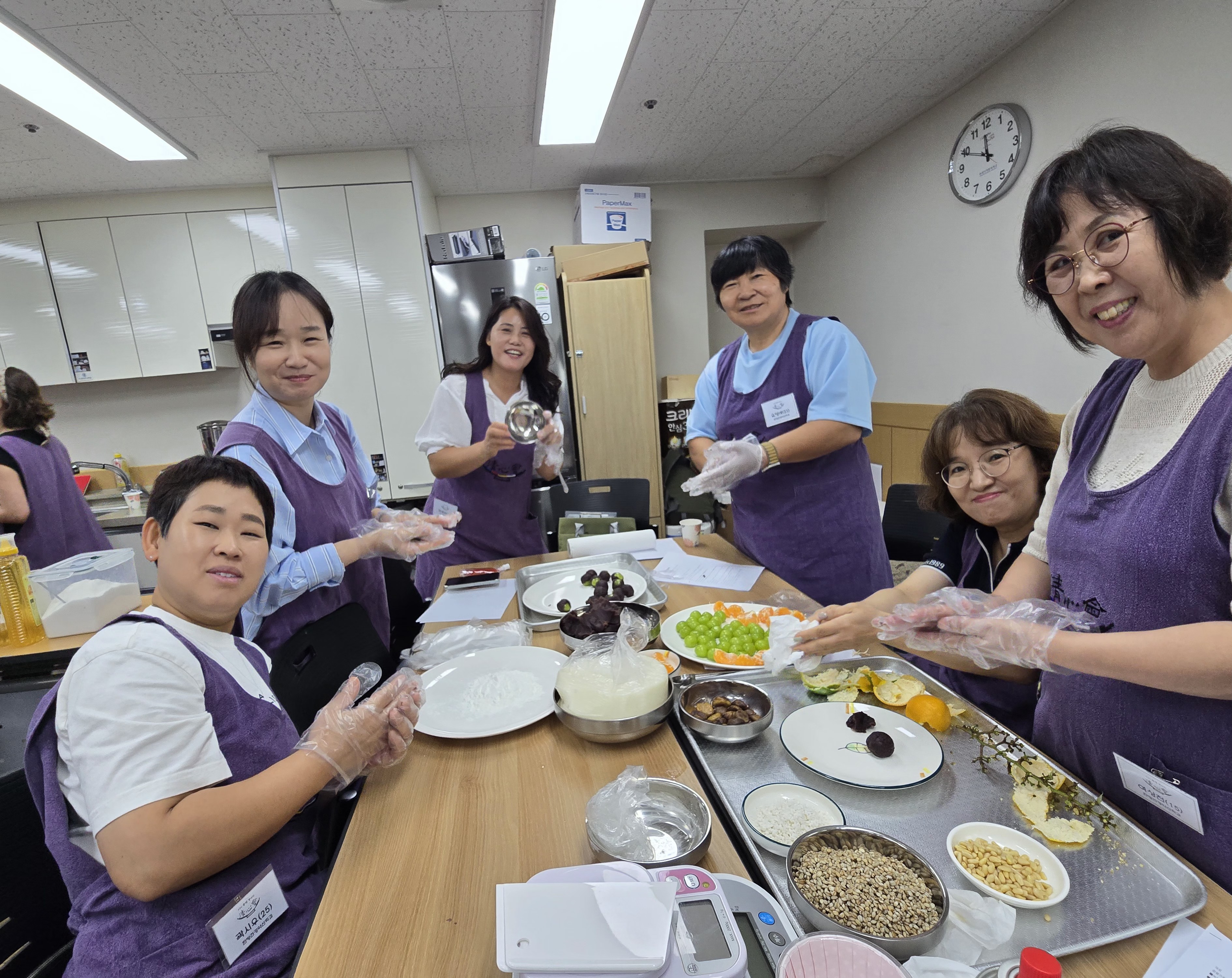 과일과 팥앙금을 활용한 찹쌀떡 만들기를 하고 있는 학우들의 모습 3
