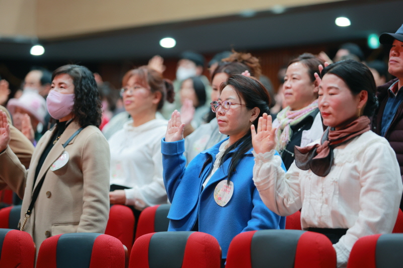 함께 선서하는 신입생들의 모습