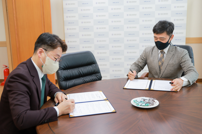 협약서 사인모습