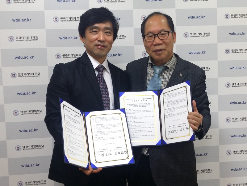 원광디지털대학교 입학협력처장 김효철 교수(좌)와 한국행정사협회 김용준 회장(우) 사진