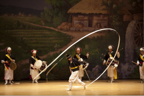 사물놀이 패가 신나게 공연하는 모습