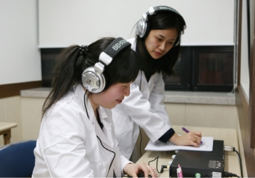 언어치료학과 학생들이 실습실에서 이야기를 나누는 모습