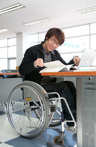 사회복지학과 학생이 책상에서 공부하는 모습