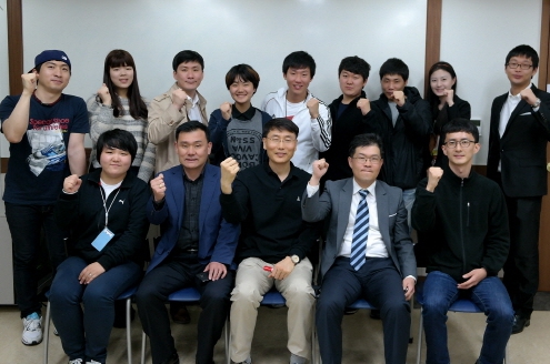 경찰학과 교수와 학생들이 화이팅을 외치는 모습