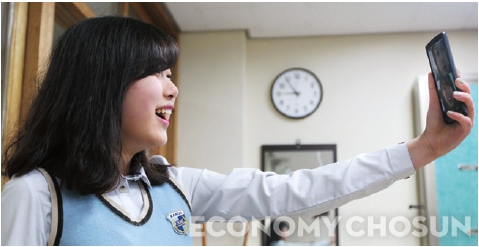 이야기하는 여자의 모습