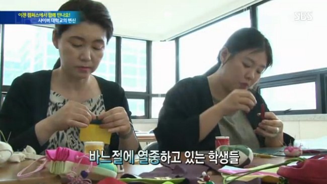바느질 하는 학생들