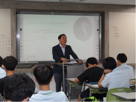 양진성 교수가 학생들에게 강의하는 모습