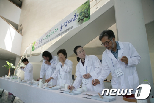 차 평가하는 송해경 교수