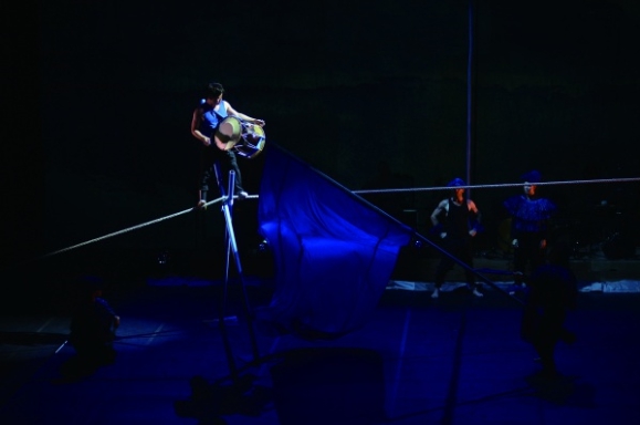 서커스 음악극 연주 모습