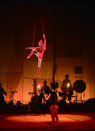 서커스 음악극 사물놀이 공연 모습