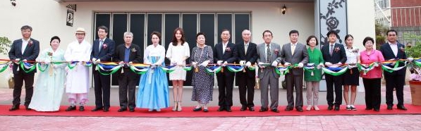 테이프 커팅 기념 촬영