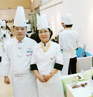 서명숙 씨가 연습생 시절 명장 요리가와 포즈를 취하는 모습