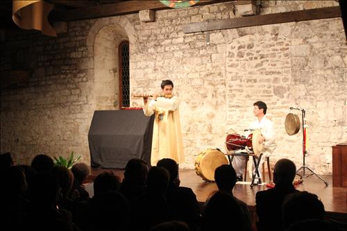 프랑스에서 국악 공연하는 김동원 교수 모습