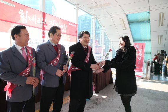 힘내라 직장인 캠페인 진행 모습 사진