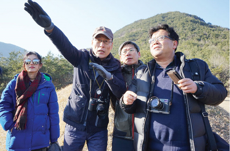 김극유묘의 안산과 좌청룡 우백호에 대해 설명하고 있다