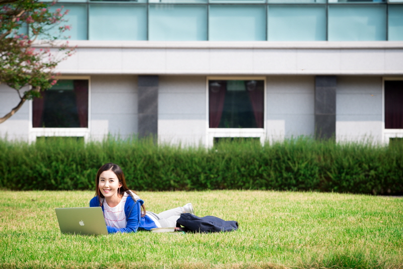 잔디밭에서 수강하고있는 학생